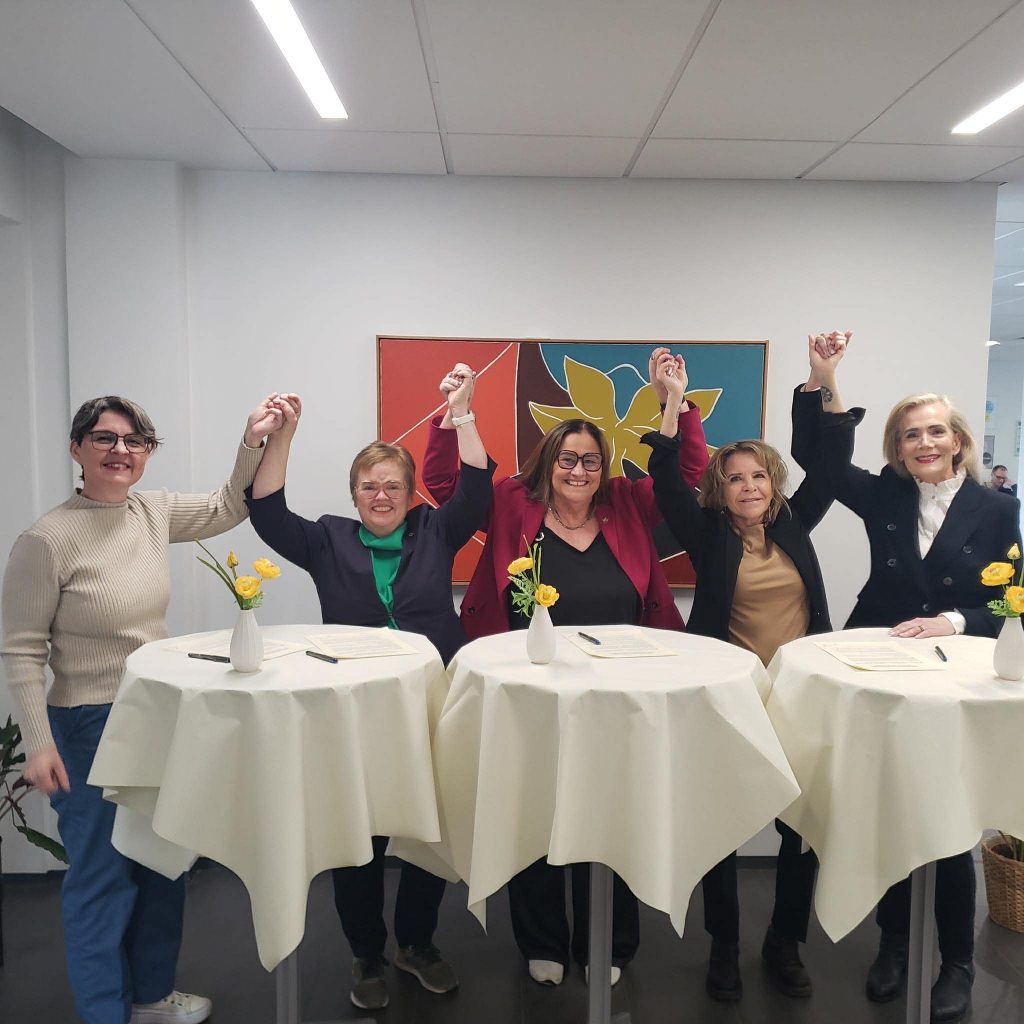 Inga Sæland, mennta- og barnamálaráðherra, ásamt f.v. Kolbrúnu Þ. Pálsdóttur, forseta Menntavísindasviðs HÍ, Silju Báru Ómarsdóttur, rektor Háskóla Íslands, Ingu Dóru Sigfúsdóttur, stofnanda Rannsókna og greininga, og Ragnýju Þóru Guðjohnsen, faglegum stjórnanda Íslensku æskulýðsrannsóknarinnar við undirritun samnings í mennta- og barnamálaráðuneytinu í dag - mynd